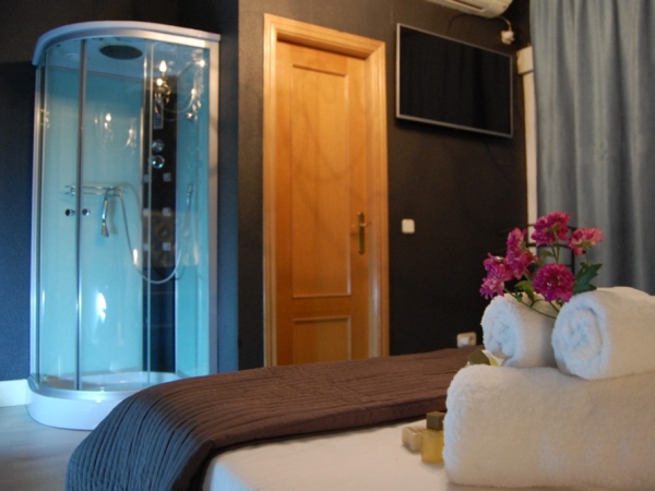 Alfonso XIII suites por horas ducha en la habitacion en Madrid secret love hotels
