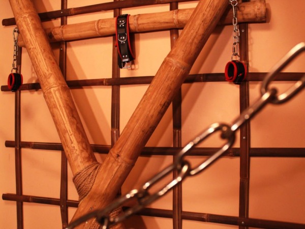 Club Liberal Francia Le Destressium Cruz Esposas BDSM