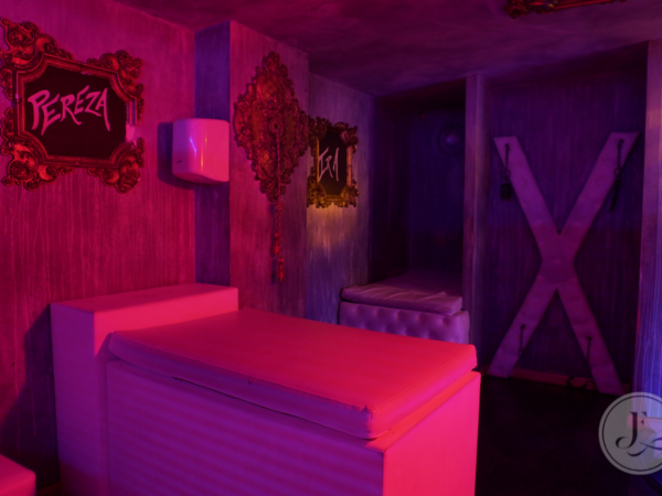 Club Liberal Madrid Vip Cruz Esposas Cadenas