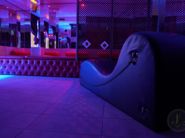 Club Liberal Madrid Vip Sofa Tantra Espejos