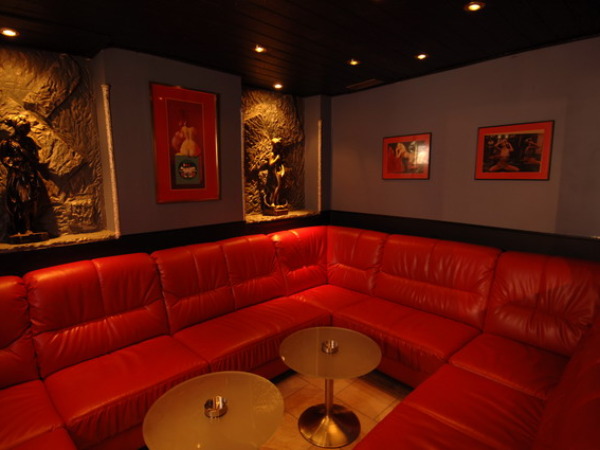 Club Liberal Viena Der Tempel Zona Comun Sofa Cuero Terciopelo