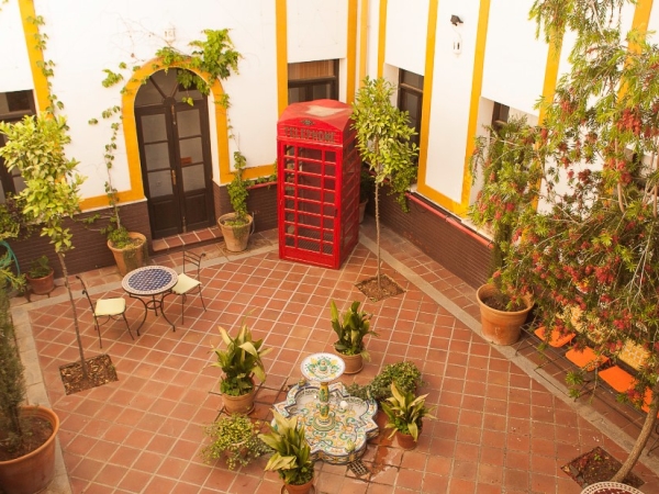 El patio interior del hotel cerro del hijar en Malaga