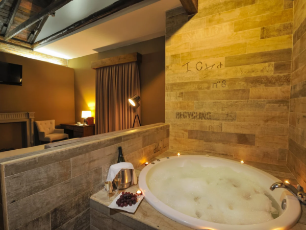 Hotel La Viña segovia jacuzzi en la habitacion