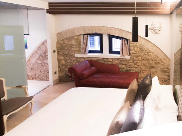 Hotel Museo Leyendas Girona Habitacion Cama Doble Pareja Sofa