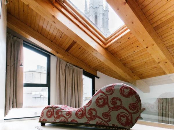 Hotel Museo Leyendas Girona Sofa Tantra Tantrico Vistas Ventana