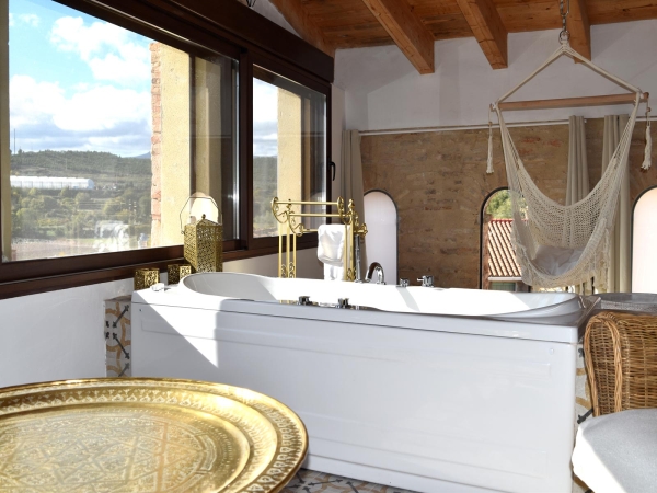 Hotel Romántico Castillo del Bulbuente en zaragoza con jacuzzi en la habitación temática