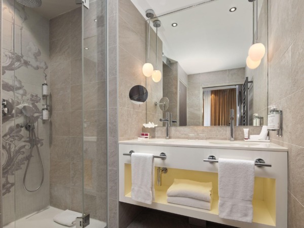 Hotel Romantico La Lanterne Paris Baño