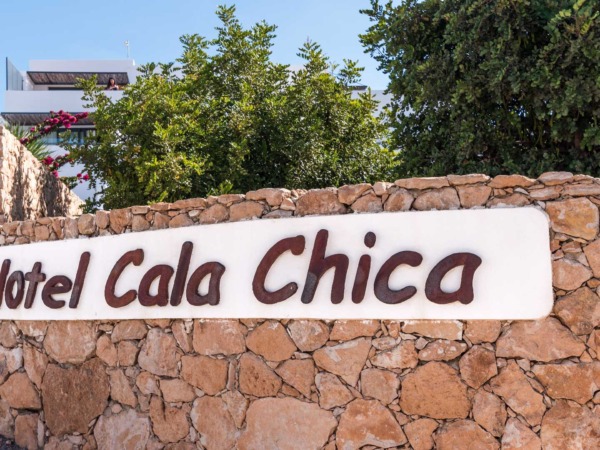 Hotel romántico cala chica en Alicante la entrda