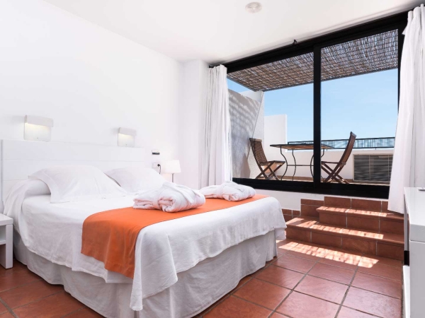 Hotel romántico cala chica en Alicante la habitacion con terraza