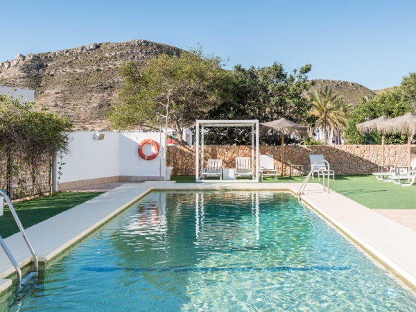 Hotel romántico cala chica en Alicante la piscina
