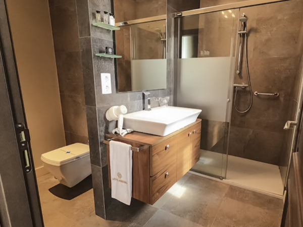 Hotel romantico las clarissas en vic baño