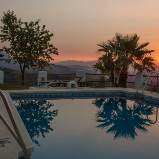 La piscina del hotel cerro del hijar en Malaga