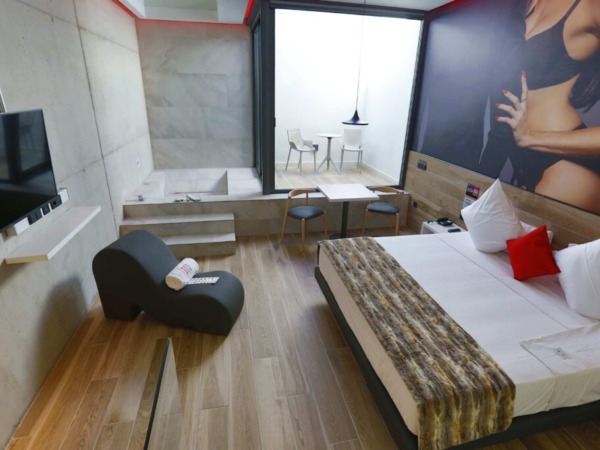 Love Hotel Loob Valencia sofa Tantrico