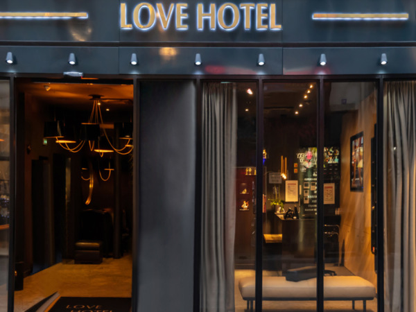 Love-Hotel-Paris-entrada
