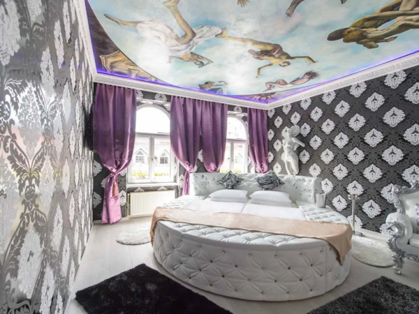 Love Hotel Viena Liebes Hotel Viena Cama Doble Circula Cuero Pintura Estatua