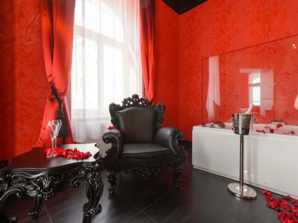 Love Hotel Viena Liebes Hotel Viena Cama Doble Habitacion Jacuzzi Petalos Cava Silla Copas Cuero