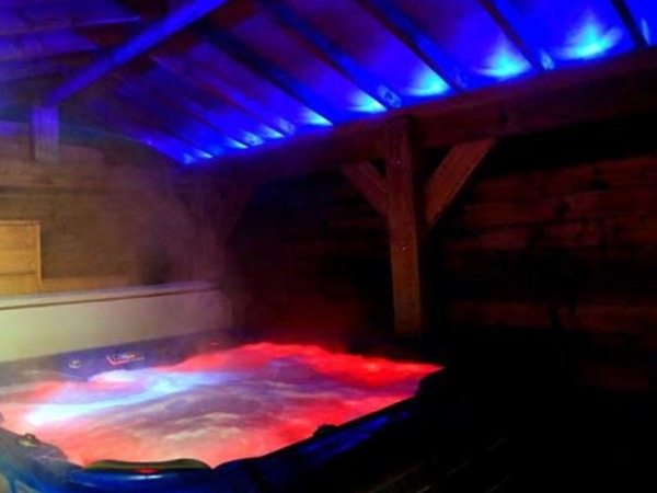 THE-SECRET-DUNGEON-jacuzzi