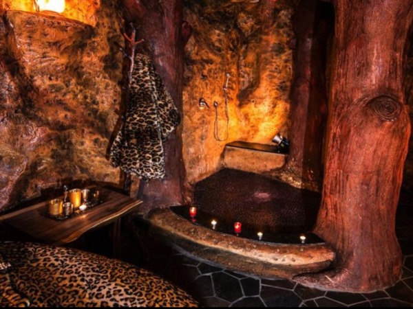 executive-miami-cave-suite-jacuzzi