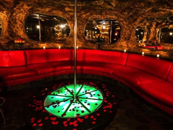 executive-miami-cave-suite-pole-bar