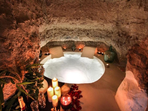 lomas de ruvira hotel romantico en Albacete jacuzzi en la piedra
