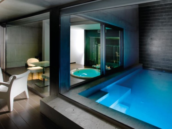 pool-and-jacuzzi-room